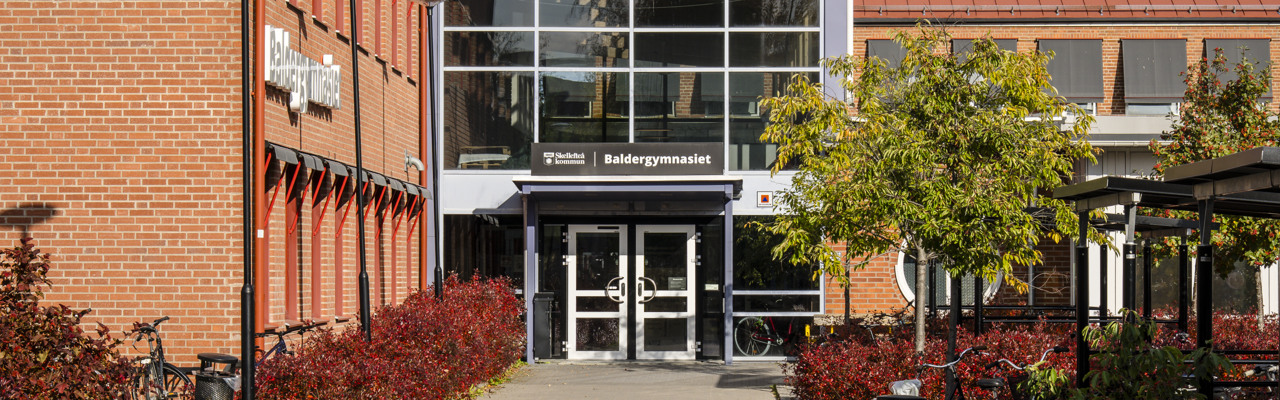 Bild på ingången till Baldergymnasiet.