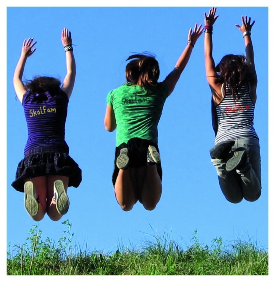 Tre barn som hoppar